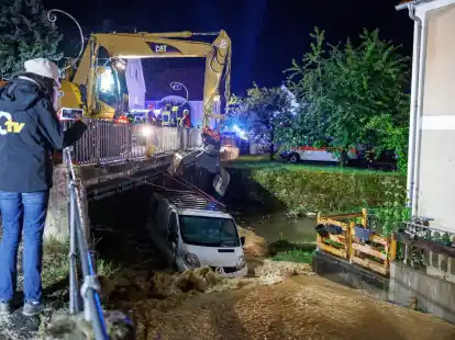 Mit einem Bagger musste dieser Kastenwagen im bayerischen Kastl geborgen werden.