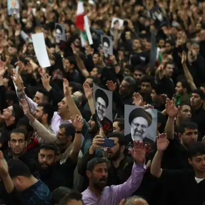 Nach dem Tod des iranischen Präsidenten Ebrahim Raisi und des Außenminister Hussein Amirabdollahian zieht ein Trauerzug durch Teheran.