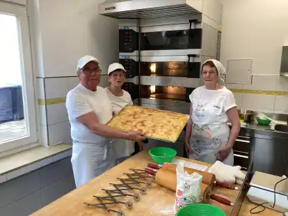 Pfingstmontag hat Toni Schiffer den ersten Butterkuchen in der Backstube der Vareler M&uuml;hle gebacken. Tatkr&auml;ftig unterst&uuml;tzt wurde er von Karin Schiffer und Helga Helfers.