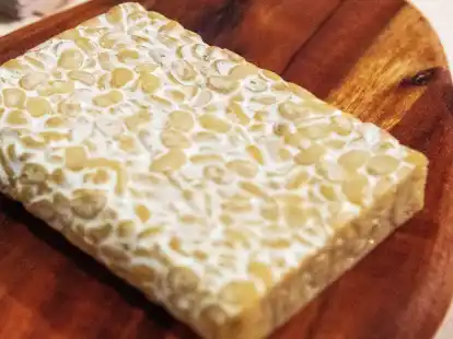 Tempeh besteht aus fermentierten Sojabohnen und ist eine gute, pflanzliche Proteinquelle.