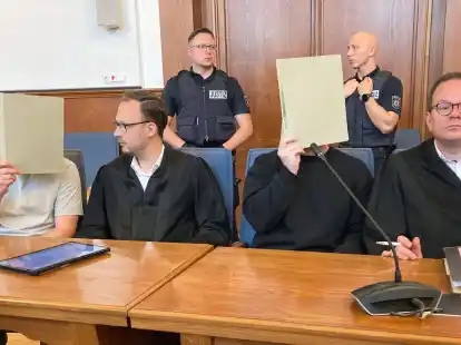 Die angeklagten Polizeibeamten und ihre Verteidiger im Landgericht Dortmund.