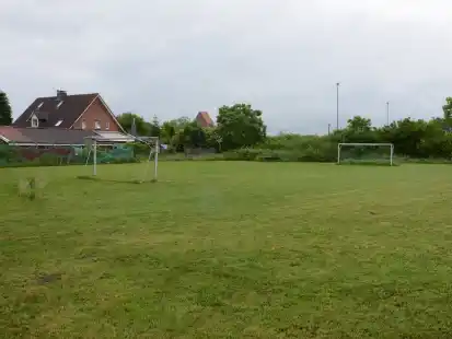 Noch ein Bolzplatz, bald aber vielleicht schon Bauland: die Fl&auml;che &bdquo;Lange Fenne&ldquo; in Suurhusen.