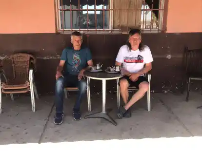 Markus Brüggemann (links) und Roland Licha genießen einen Tee.
