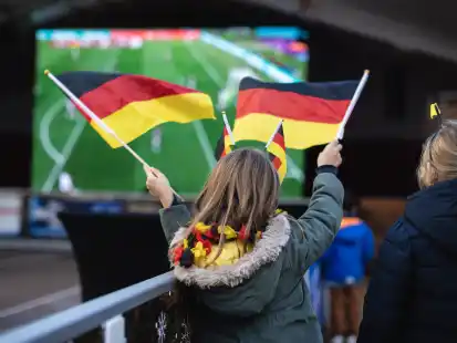 In voller Montur mit anderen Fans die deutsche Nationalmannschaft anfeuern, ist bei der kommenden Europameisterschaft auch in der Wesermarsch wieder möglich – unter anderem im Beachclub Burhave, Central Theater Brake und in der Begegnungsstätte Lemwerder.