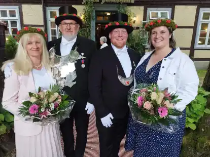 Vor dem &bdquo;Alten Amtshaus&ldquo; in Wildeshausen: (von links) Ina R&uuml;debusch und Ralf Gro&szlig;mann sowie Fabian und Saskia Schnitger
