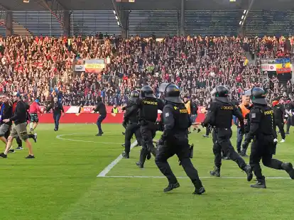 Nach dem Pokalfinale in Tschechien st&uuml;rmten Anh&auml;nger von Sparta Prag und Viktoria Pilsen das Spielfeld.