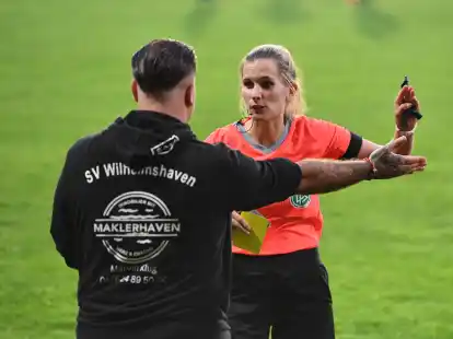 Eher selten einer Meinung: SVW-Trainer Florian Schmidt und Schiedsrichterin Anke H&ouml;lscher.