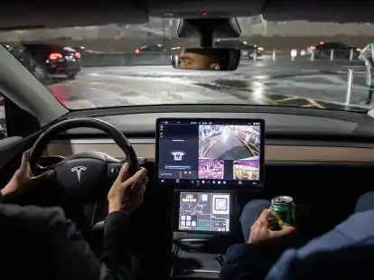 Digitale Welten: Immer mehr konzentrieren manche Hersteller die Bildschirme in der Mitte des Armaturenbretts und beziehen zuweilen den Beifahrer mit ein.