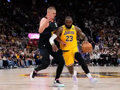 Sowohl LeBron James (r) als auch Nikola Jokic z&auml;hlen zu den absoluten NBA-Stars.