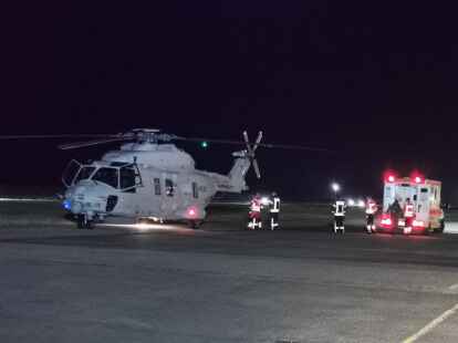 Nachdem der Hubschrauber in Norddeich gelandet war, übernahm der Rettungsdienst die Notfallpatientin.