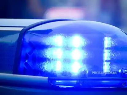 Schwerer Unfall: Ein Sattelzug und ein Auto sind auf der Bremer Stra&szlig;e in der Gemeinde Hude am Mittwoch zusammengesto&szlig;en (Symbolbild).