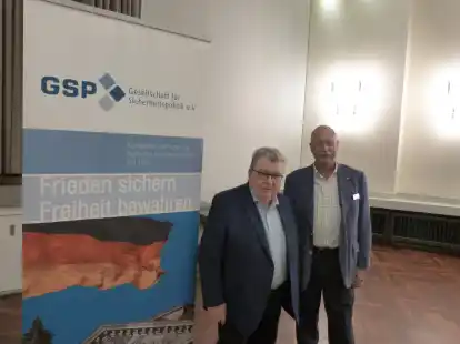 Berend Burwitz, GSP Sektionsleiter, und der Referent Dr. Stefan Luft (links).