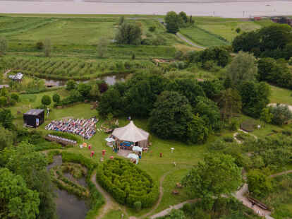 Zum ersten Mal waren am Dienstagabend die Gezeiten-Konzerte der Ostfriesischen Landschaft mit einem Open-Air-Konzert im Ökowerk in Emden zu Gast und machten das Thema Nachhaltigkeit und Natur auf besondere Weise erlebbar.