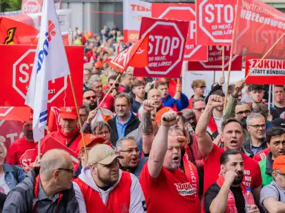 Mitarbeitende stehen bei einer Demonstration vor der Konzernzentrale von Thyssenkrupp.