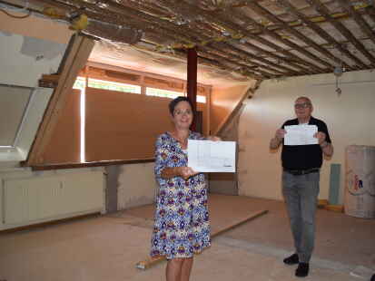 Aus zwei kleinen ist ein großer Gruppenraum geworden: Anni Eikens und Georg Pugge zeigen die Pläne für den Ausbau des Dachgeschosses im Kindergarten in Scharrel.