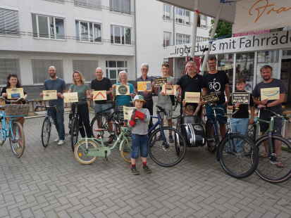Das Team wächst: Nils Riesenberg und Matthias Blum haben sich vorab für die Aktion „Radfahren für die Kultur“ bei Franky's in Oldenburg mit Unterstützern und Mitfahrern getroffen.