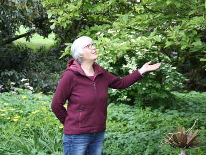 Führungen: Anke zu Jeddeloh führt ihre Besucher am Sonntag selbst durch ihren Garten in Jeddeloh I.