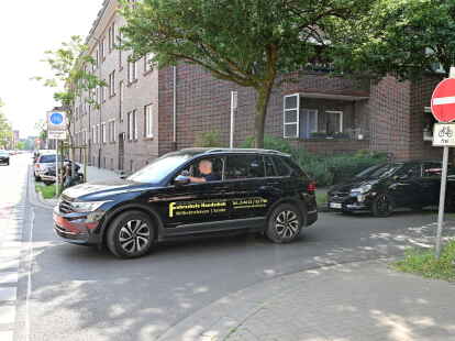 Fahrlehrer Klaus-Peter Schmidt steckt am Ende der Goethestraße/Ecke Bremer Straße fest - wenn er beziehungsweise seine Fahrschüler nicht gegen Vorschriften verstoßen.