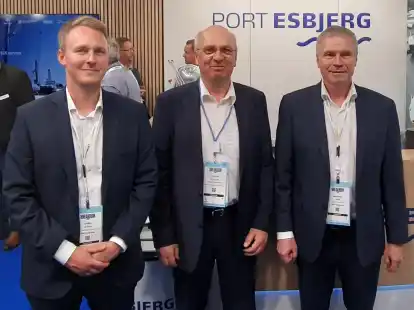 Austausch bei der Breakbulk (v.l.): Chris Jensen, Ass. Harbour Master in Esbjerg, Ulrich Schilling und Harbour Master Michael Fries.