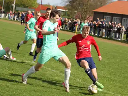 Die Zeteler Fu&szlig;baller (rote Trikots) wollen sich im Aufstiegsrennen mit den Everstern (in T&uuml;rkis) an diesem Freitagabend nicht von der SG Wangerland ausbremsen lassen.
