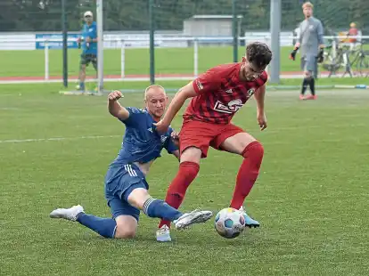 Der TuS Holtriem (in Blau) bekommt es mit dem Holter SV zu tun, der VfB Uplengen (in Rot) ist zu Gast beim TuS Leerhafe-Hovel.