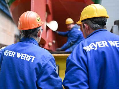 Die Papenburger Meyer Werft steckt in einer finanziellen Krise. Jetzt wenden sich die Mitarbeiter an die Politik.
