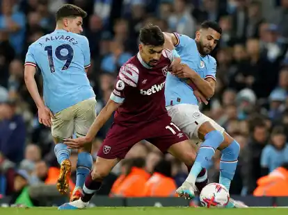 Lucas Paqueta (m) wird vorgeworfen, in vier Spielen der Premier League Gelbe Karten absichtich provoziert zu haben.