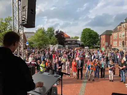 In Wittmund demonstrierten zahlreiche Menschen f&uuml;r die Demokratie.