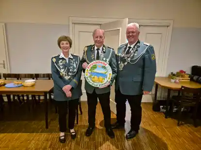 Die Erstplatzierten von links: Rita Harms-Telle, Preistr&auml;ger Erwin Hinrichs und Uwe Telle.