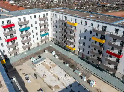 Wohnblöcke in einer Großstadt: Die Zahl der Sozialwohnungen in Niedersachsen nimmt weiter ab.