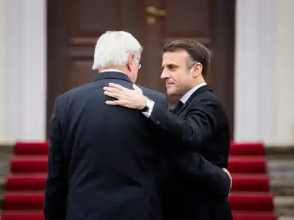 Bundespr&auml;sident Frank-Walter Steinmeier (l.) begr&uuml;&szlig;t Emmanuel Macron vor einem Gespr&auml;ch Ende Januar am Schloss Bellevue.