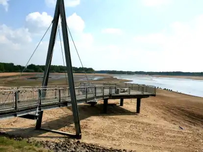 Im Fr&uuml;hjahr 2009 musste das Wasser der Th&uuml;lsfelder Talsperre abgelassen werden, weil das neue Auslaufbauwerk einen Konstruktionsfehler hatte. Der Damm drohte zu brechen. Die Aussichtsplattform beim Hotel Seeblick stand dann nicht mehr im Wasser.