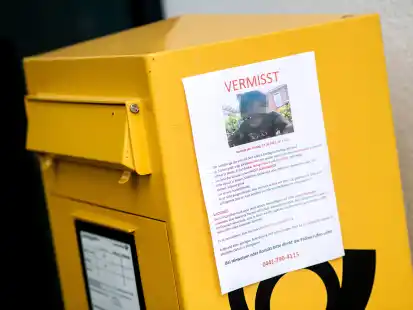 Ein Plakat mit der Aufschrift „Vermisst“ und einigen Informationen zu einem gesuchten Jungen hängt an einem Briefkasten in Oldenburg. Tagelang hatten Polizei und Öffentlichkeit nach dem achtjährigen Joe gesucht, bis er schließlich in einem Kanalschacht gefunden wurde.