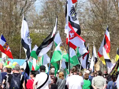 Teilnehmer einer Kundgebung von „Reichsbürgern“ in Gera Anfang April. Laut Verfassungsschutzbericht von 2022 sind der Szene der „Reichsbürger“ und „Selbstverwalter“ deutschlandweit etwa 23.000 Menschen zuzurechnen.