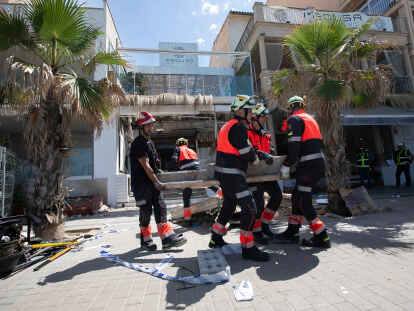 Unglück auf Mallorca: Die Trümmer des eingestürzten Gebäudes des Medusa Beach Club in Palma werden abtransportiert.