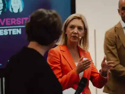 Mirja Viertelhaus-Koschig (mitte) im Gespr&auml;ch mit Dr. Anette Koch-Wegener.