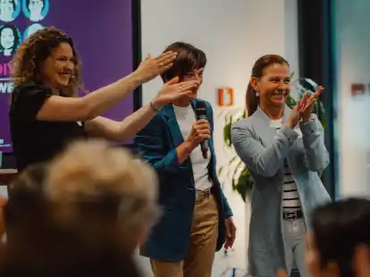 Christina Sontheim-Leven, Marion R&ouml;vekamp und Stephanie von Unruh (v.l.n.r.) applaudieren.