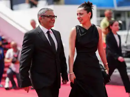 Mohammed Rassulof stellt mit seiner Tochter Baran Rassulof seinen Film «The Seed of the Sacred Fig» in Cannes vor.