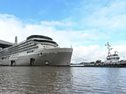 Das Kreuzfahrtschiff der Luxusklasse „Silver Ray“ verlässt das überdachte Baudock der Meyer Werft. Wegen der angespannten finanziellen Lage der Papenburger Werft haben Beschäftigte und die Gewerkschaft IG Metall Unterstützung von der Politik gefordert.