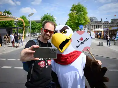 Besucher Bastian aus Bergisch-Gladbach macht mit &laquo;Freddi dem Familienadler&raquo; ein Selfie: Andenken an die Feier f&uuml;r das Grundgesetz.
