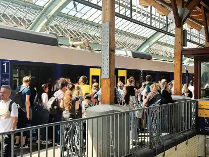 Endlich: Reisende steigen im Hauptbahnhof Oldenburg in eine Nordwestbahn Richtung Wilhelmshaven.