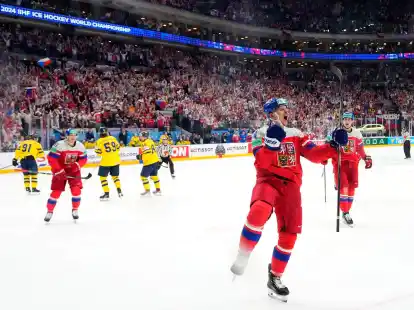 Gastgeber Tschechien setzte sich im Halbfinale gegen Schweden mit 7:3 durch.