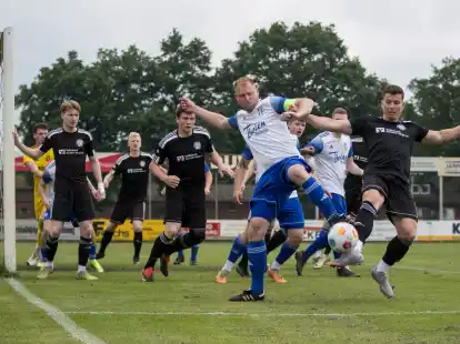 Voller Einsatz: Stefan Br&uuml;nemeyer absolvierte am Samstag sein letztes Heimspiel f&uuml;r den SV Altenoythe.