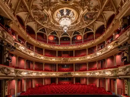 Ein Blick ins Große Haus des Oldenburgischen Staatstheaters: Dort ist in der kommenden Spielzeit „Der Schimmelreiter“ zu erleben. Auch eine Wiederaufnahme von „Die Reise der Verlorenen“ ist vorgesehen.  Haus