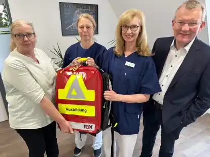 Garantieren eine nachhaltige F&ouml;rderung: Der Vorstand des F&ouml;rdervereins mit der  Vorsitzenden Heidrun Hamjediers (links), Stellvertreterin Dr. Corinna Drebenstedt (2. von links) und Kassenwart Klaus H&uuml;ls &uuml;berreicht Ober&auml;rztin Ursula Knoll als j&uuml;ngste Anschaffung einen An&auml;sthesie-Notfallrucksack.