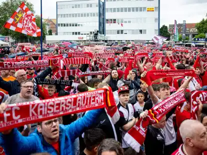 Auf dem Stiftsplatz in Kaiserslautern warteten Fans auf ihre Fu&szlig;ballhelden vom 1. FC Kaiserslautern.