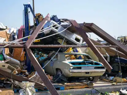 Eine texanische Autowerkstatt in Trümmern: Ein Sturm hinterließ in den US-Bundesstaaten Texas, Oklahoma und Arkansas eine Spur der Verwüstung.