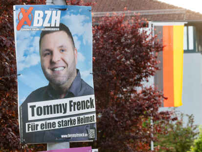 Ein Wahlplakat von Tommy Frenck vom „Bündnis Zukunft Hildburghausen“ hängt vor dem Landratsamt Hildburghausen.