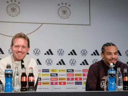 Bundestrainer Julian Nagelsmann (l) und Leroy San&eacute; sprechen auf einer Pressekonferenz.