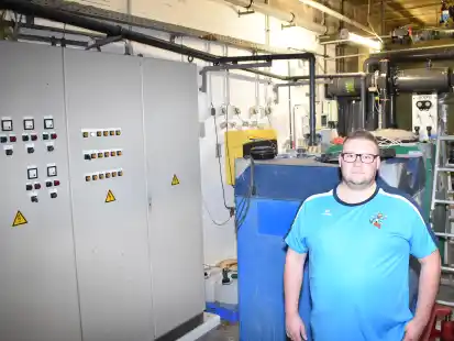 m Technikkeller des St&ouml;rtebekerbades: Schwimmmeister Steffen Strehlow steht neben dem Schaltschrank mit der programmierbaren Steuereinheit, die als &bdquo;Nervenzentrum&ldquo; der gesamten Wasseraufbereitung gilt.